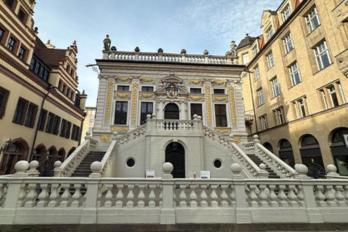 un edificio con una recinzione bianca di fronte