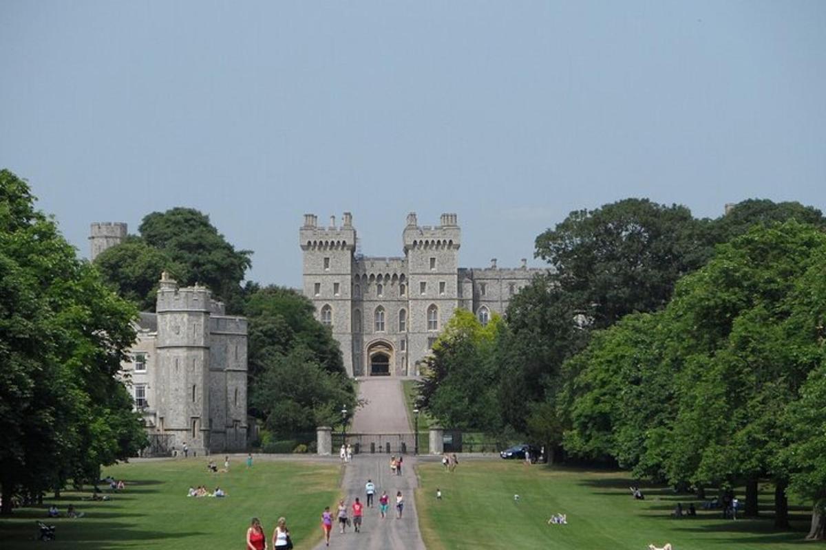 un castello con persone che camminano davanti ad esso