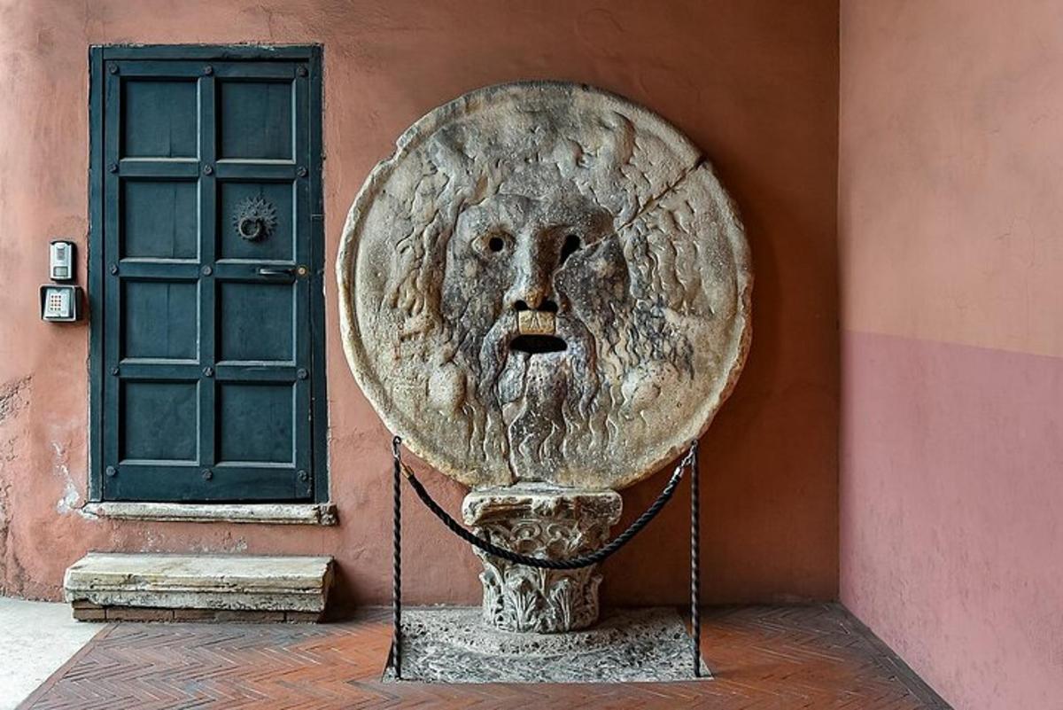 eine Löwenstatue an der Seite eines Gebäudes