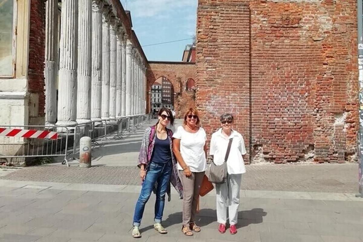 tatlong babaeng nakatayo sa harap ng isang brick building
