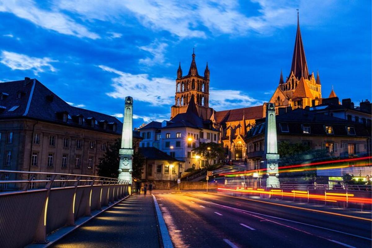 Una ciudad de noche con un puente y un edificio.