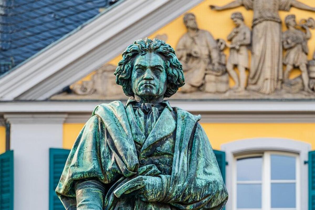 en statue af en mand foran en bygning