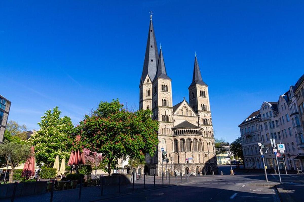 en gammel kirke med to tårne på en bygade
