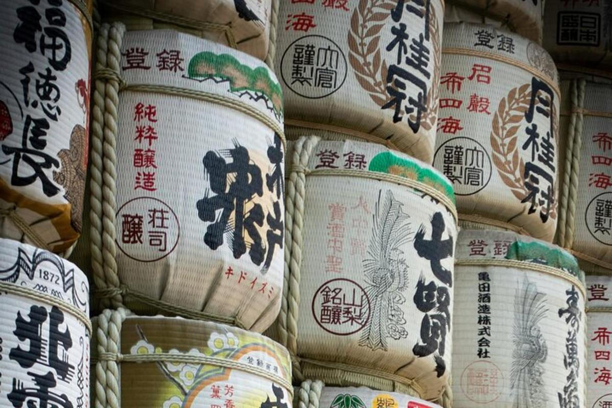 una pila di sacchi di riso con scritte asiatiche sopra