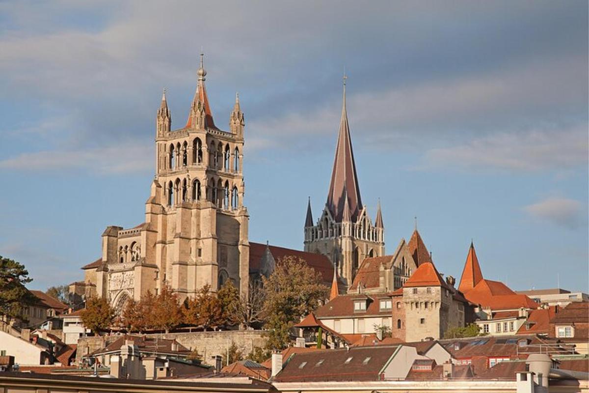 un grup d'edificis amb una catedral al fons