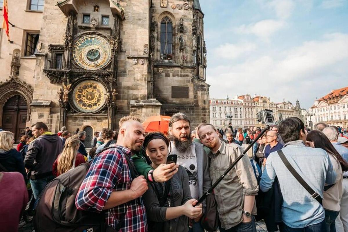 egy csoport ember áll egy óratorony előtt