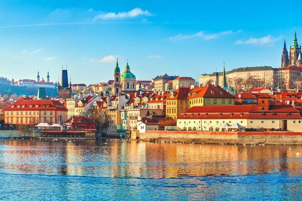 épületek csoportja egy víztest partján