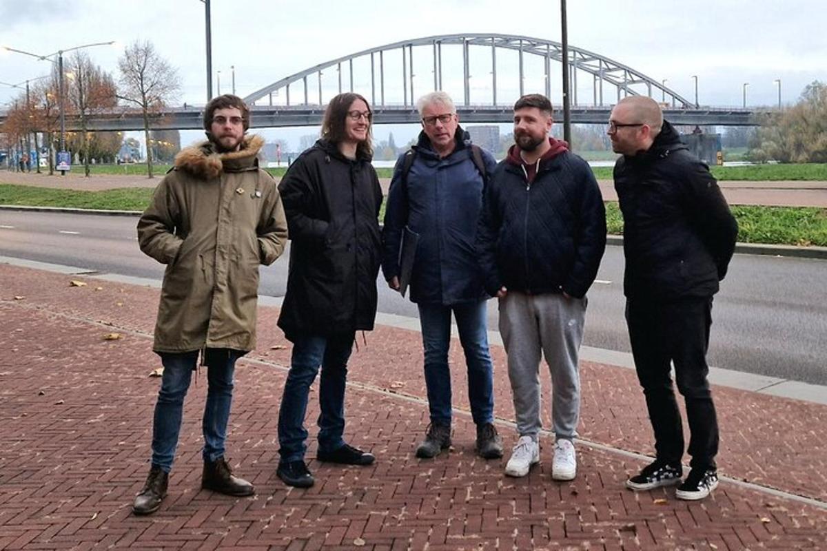 skupina lidí stojících na kraji silnice