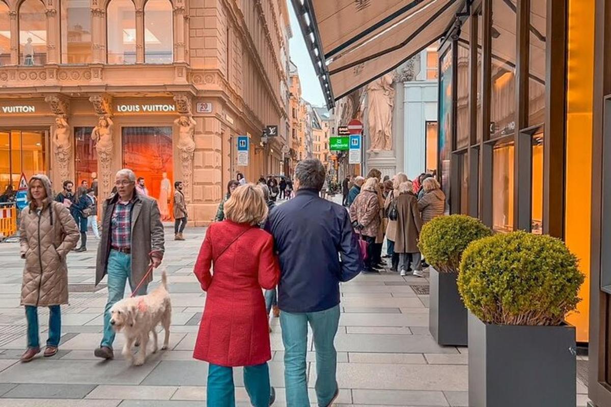 hópur fólks að ganga niður götu með hund