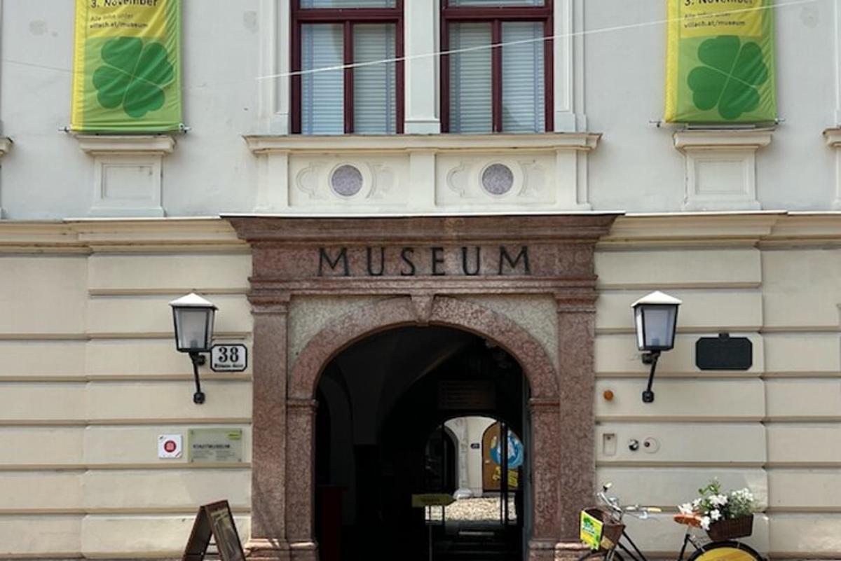 een ingang van een gebouw met een museum erin