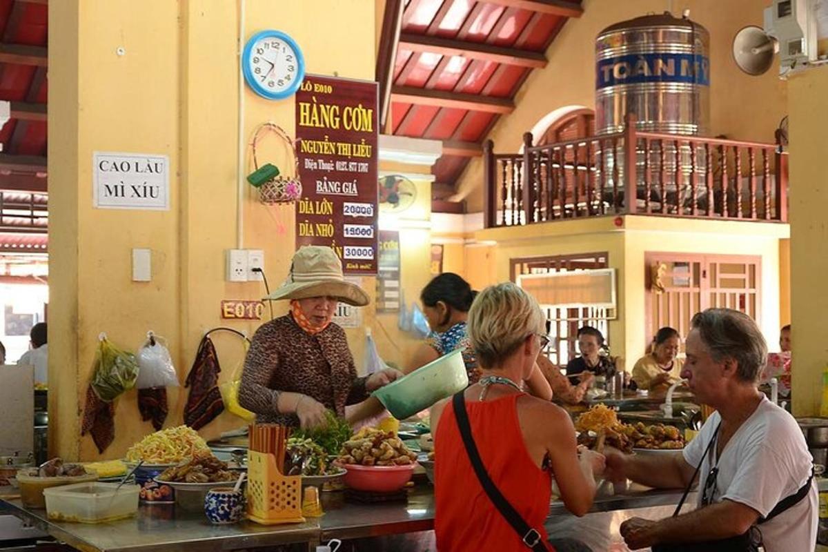 sekumpulan orang yang menyediakan makanan di sebuah restoran