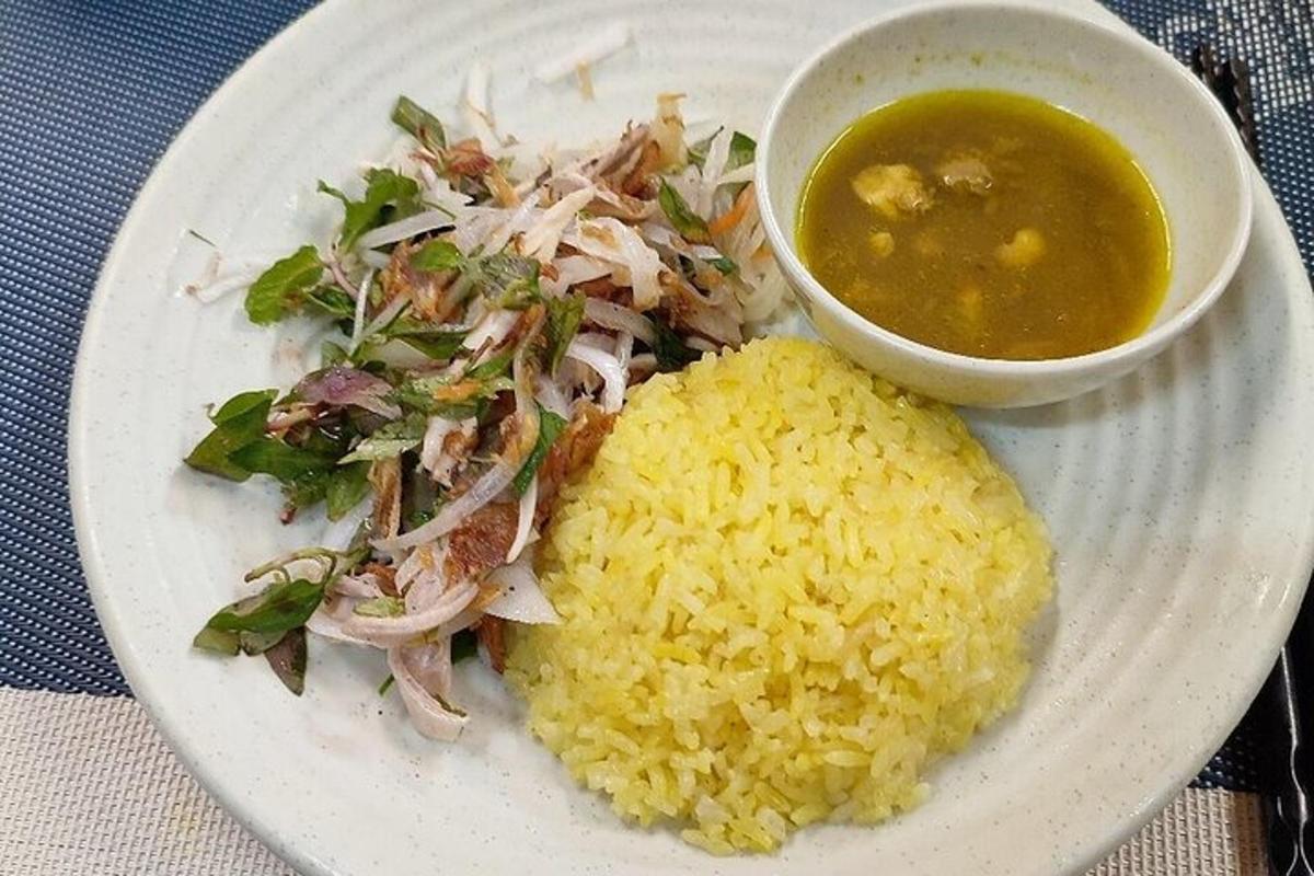 sepinggan makanan dengan nasi dan semangkuk sup