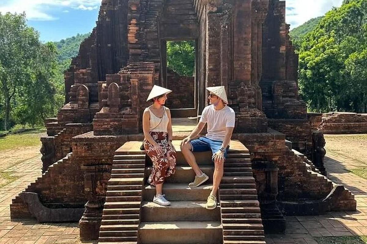 seorang pria dan seorang wanita duduk di tangga sebuah gedung
