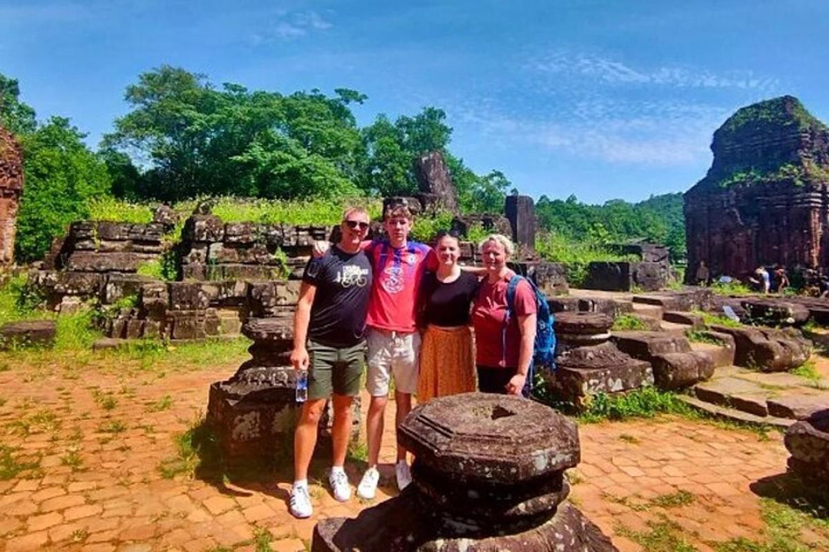un gruppo di persone in posa per una foto in un tempio