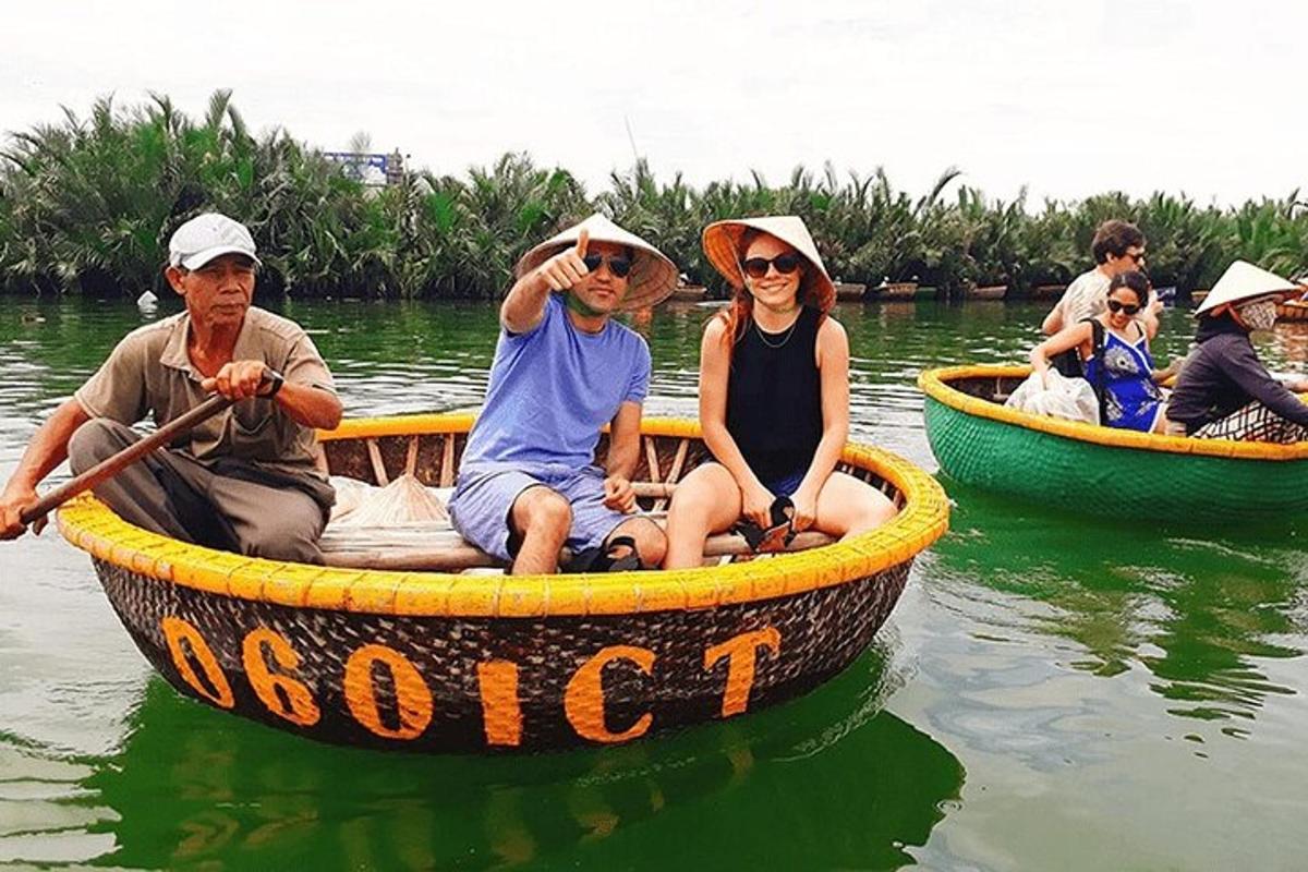 um grupo de pessoas andando de barco na água