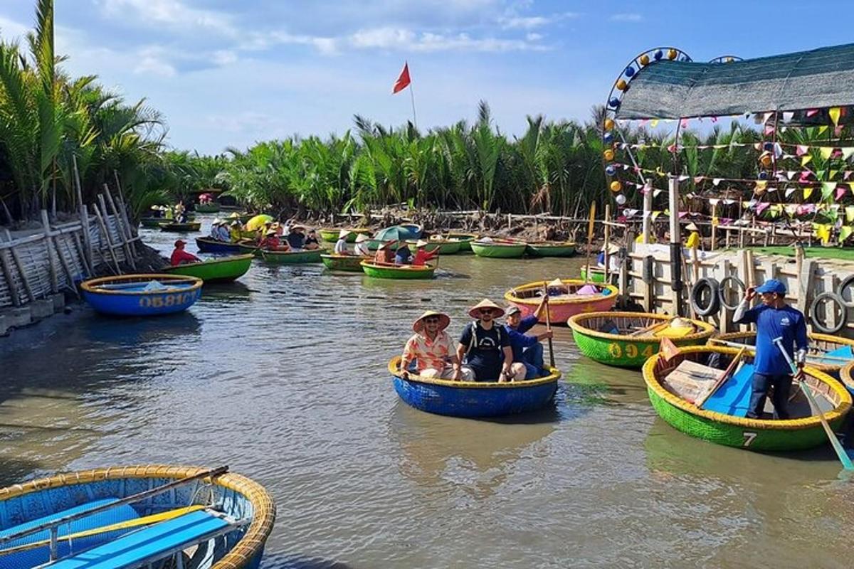 um grupo de pessoas andando de barco em um rio