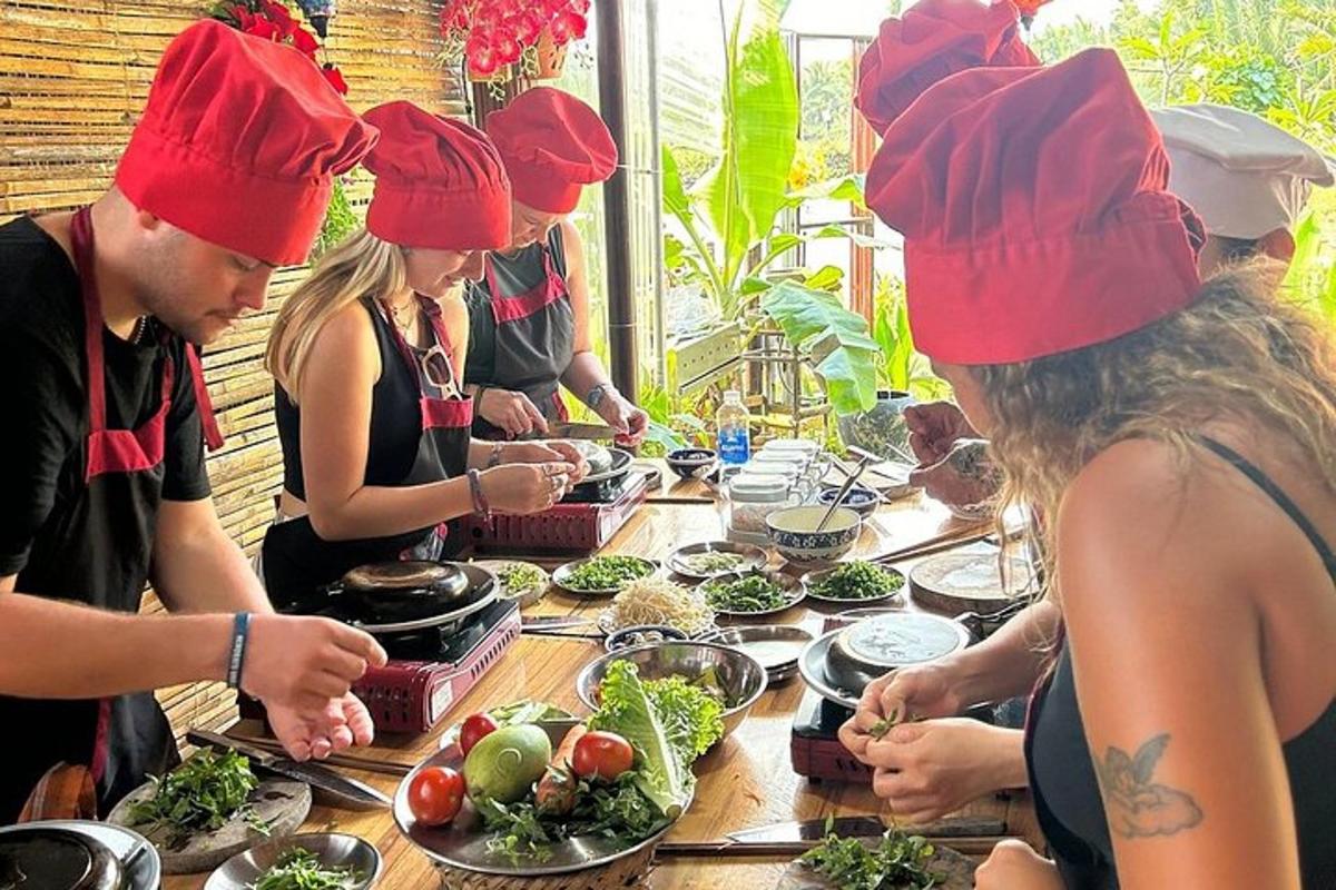 sekelompok orang yang mengenakan topi merah sedang menyiapkan makanan