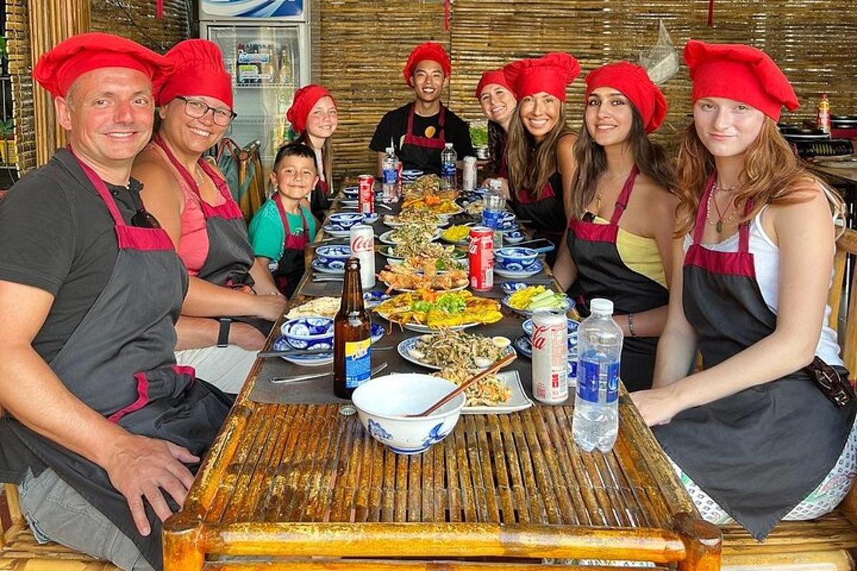 un grup de oameni așezați în jurul unei mese cu mâncare
