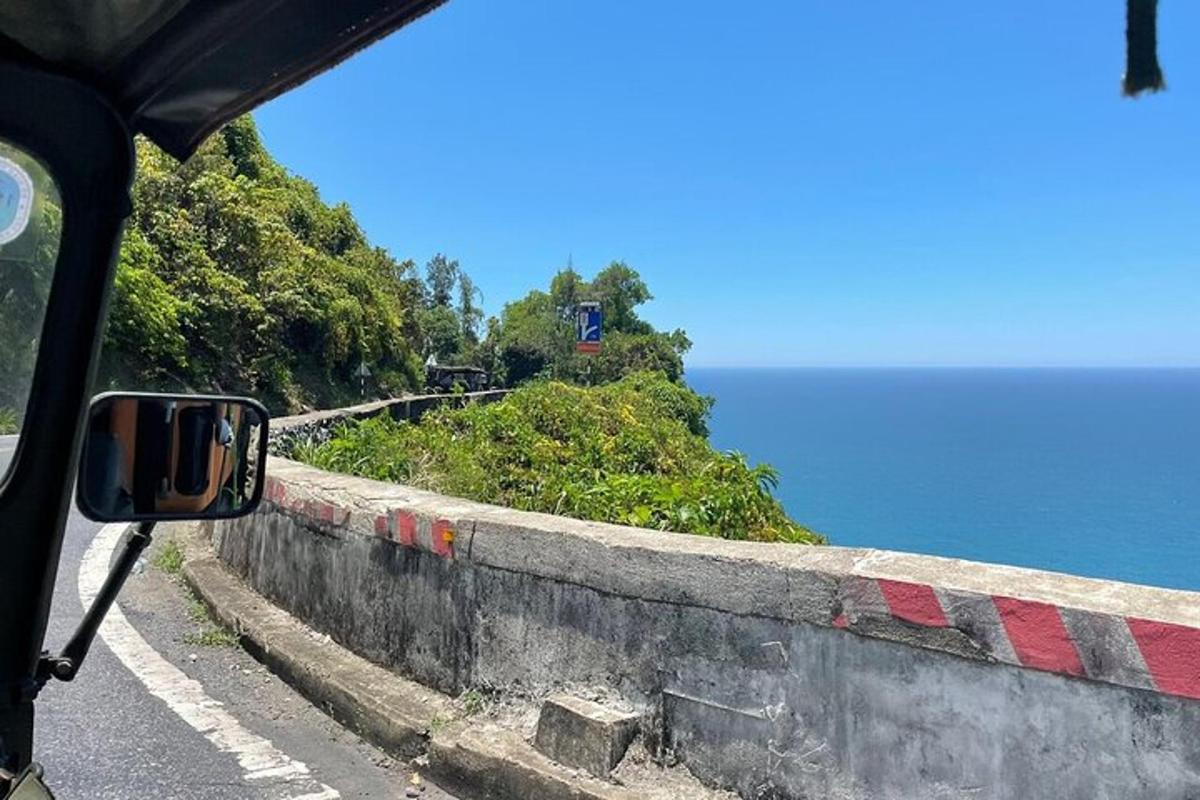pemandangan lautan dari sisi kereta