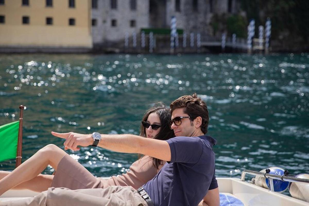 un uomo e una donna seduti su una barca in acqua