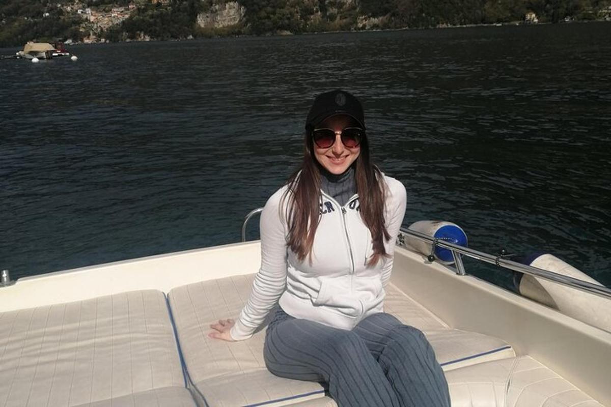 una donna seduta sul retro di una barca