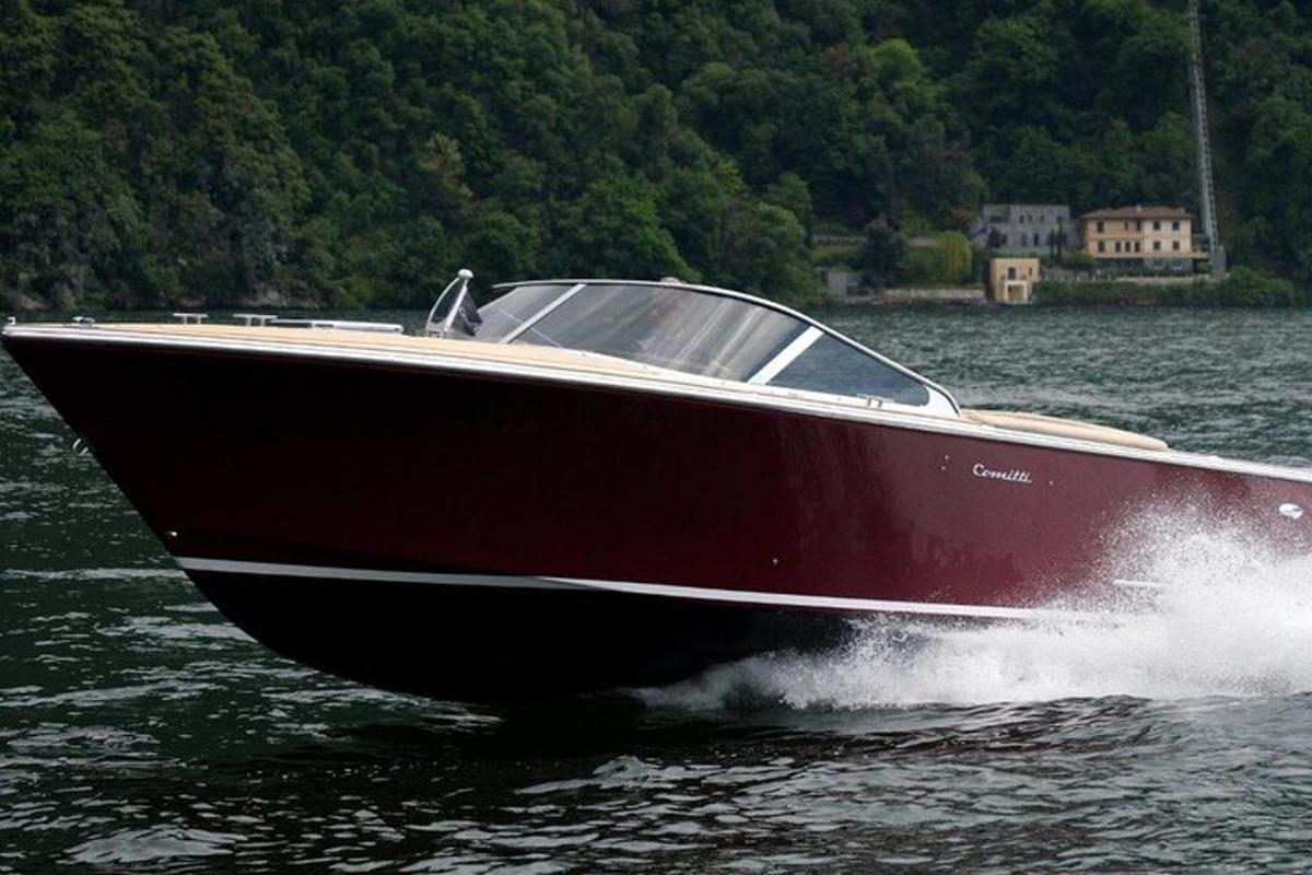 un barco rojo en el agua en el agua