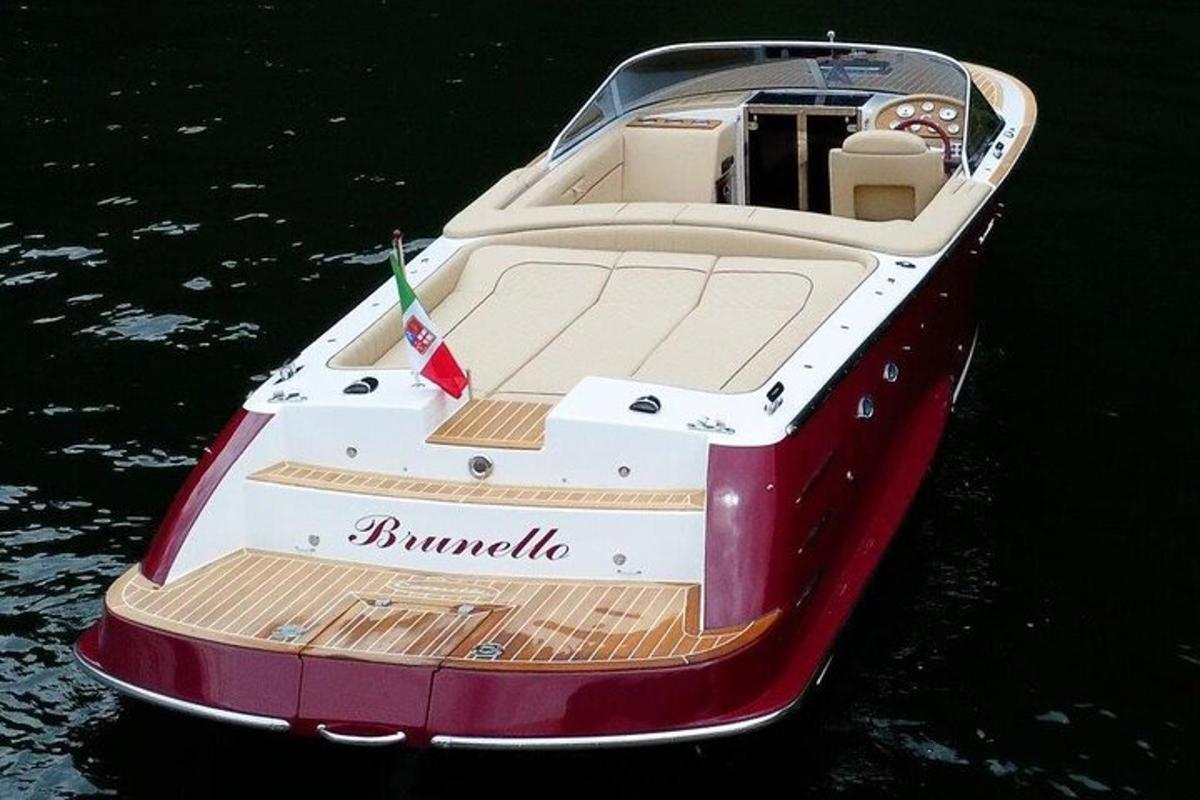 una barca rossa e bianca seduta nell'acqua