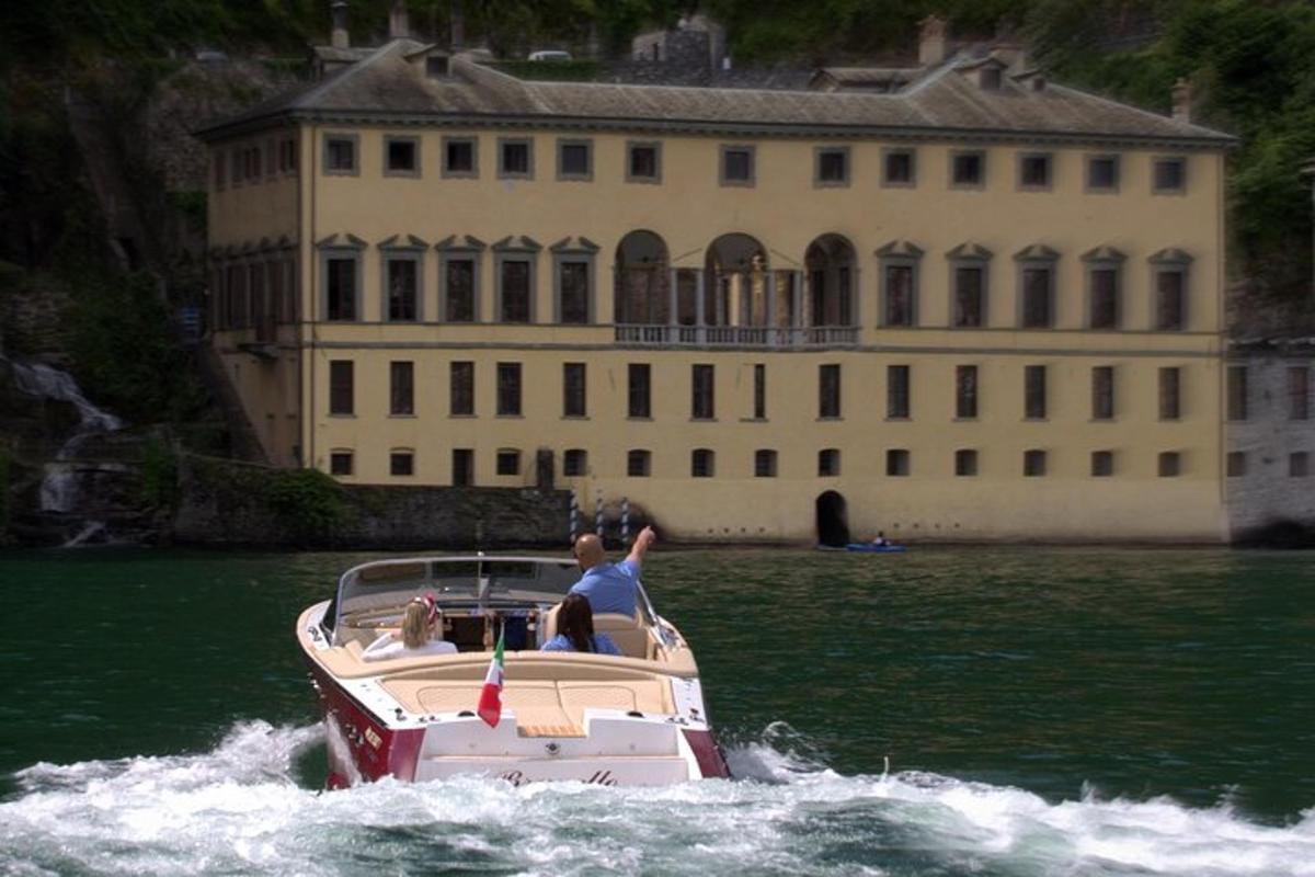 Un grupo de personas en un barco en el agua con un edificio.
