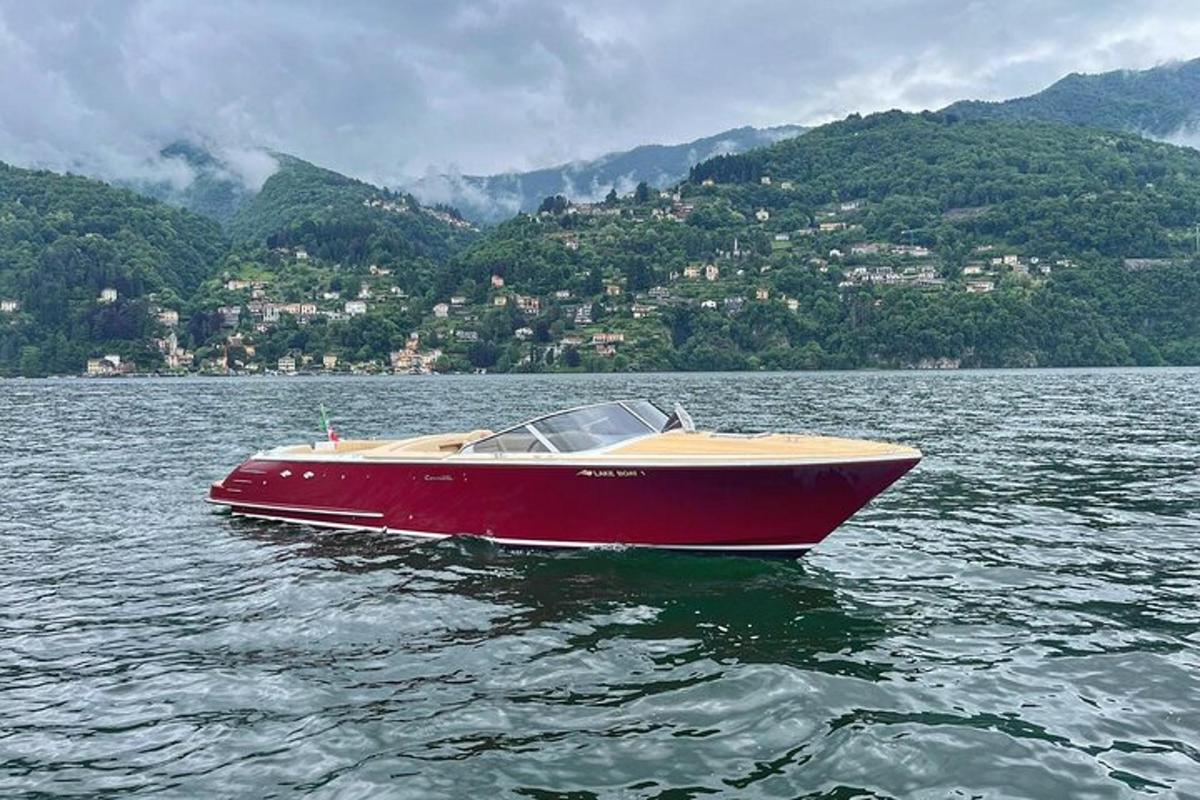 um barco vermelho na água de um lago