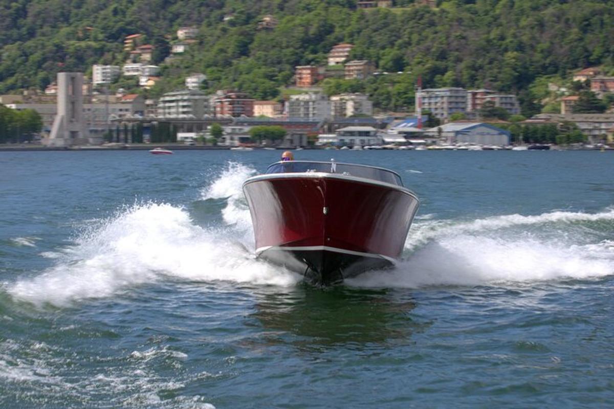ein Boot liegt im Wasser auf einem See