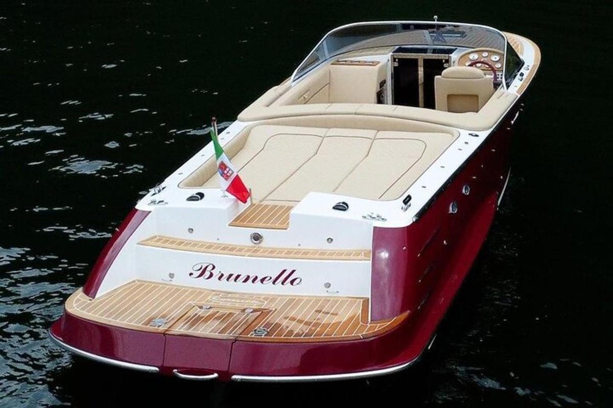 Un barco rojo y blanco en el agua