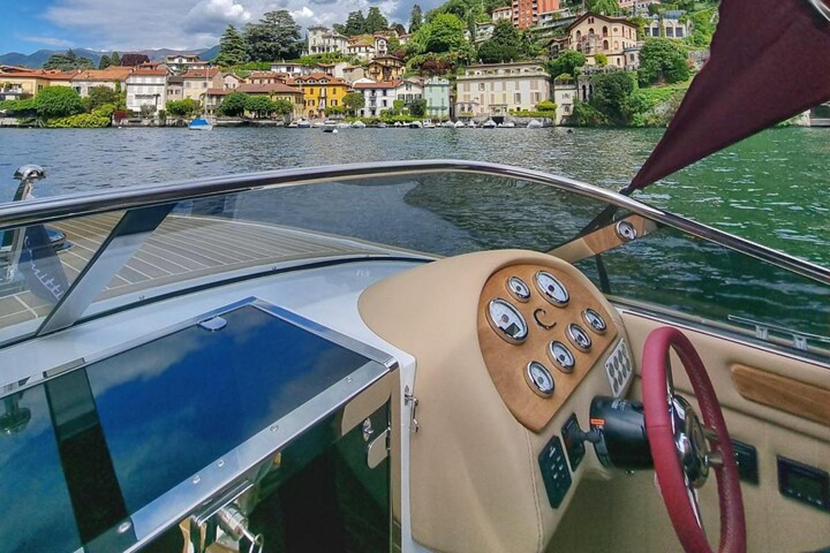 una vista della cabina di pilotaggio di una barca in acqua