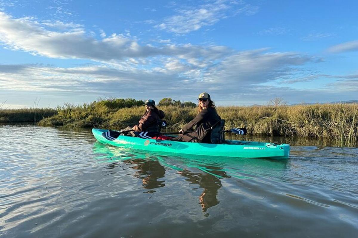 dua orang dalam kayak di sungai