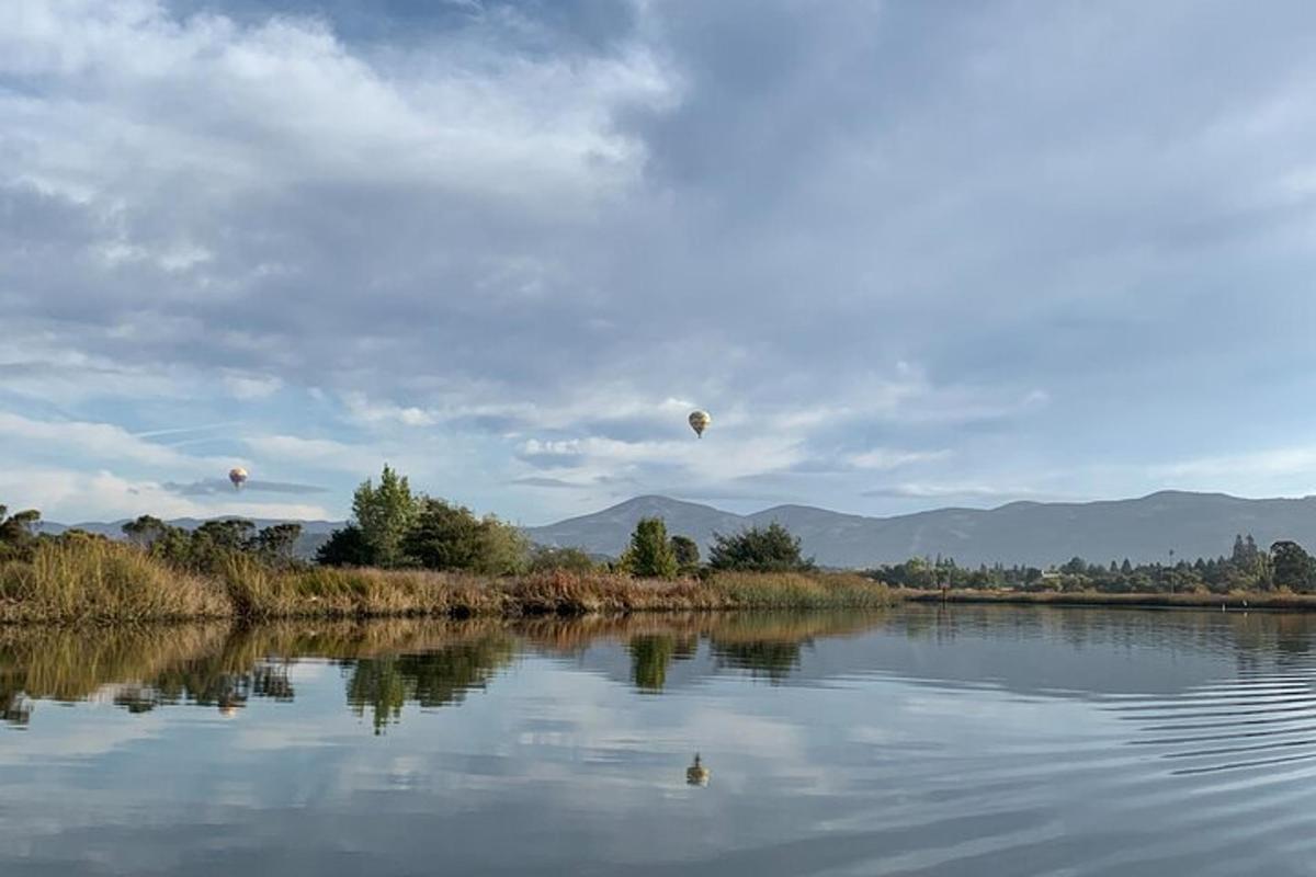 sekumpulan belon udara panas terbang di atas sungai