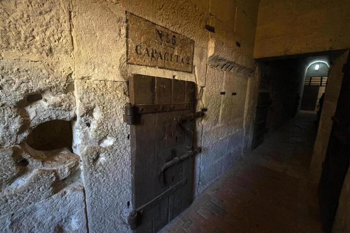 pintu kayu lama di dinding batu