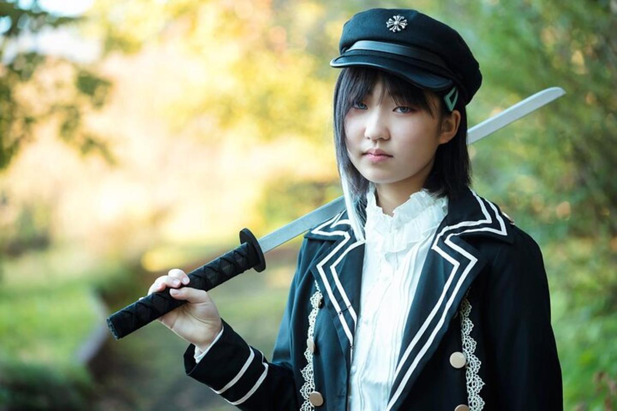 một người phụ nữ mặc trang phục samurai đang cầm kiếm