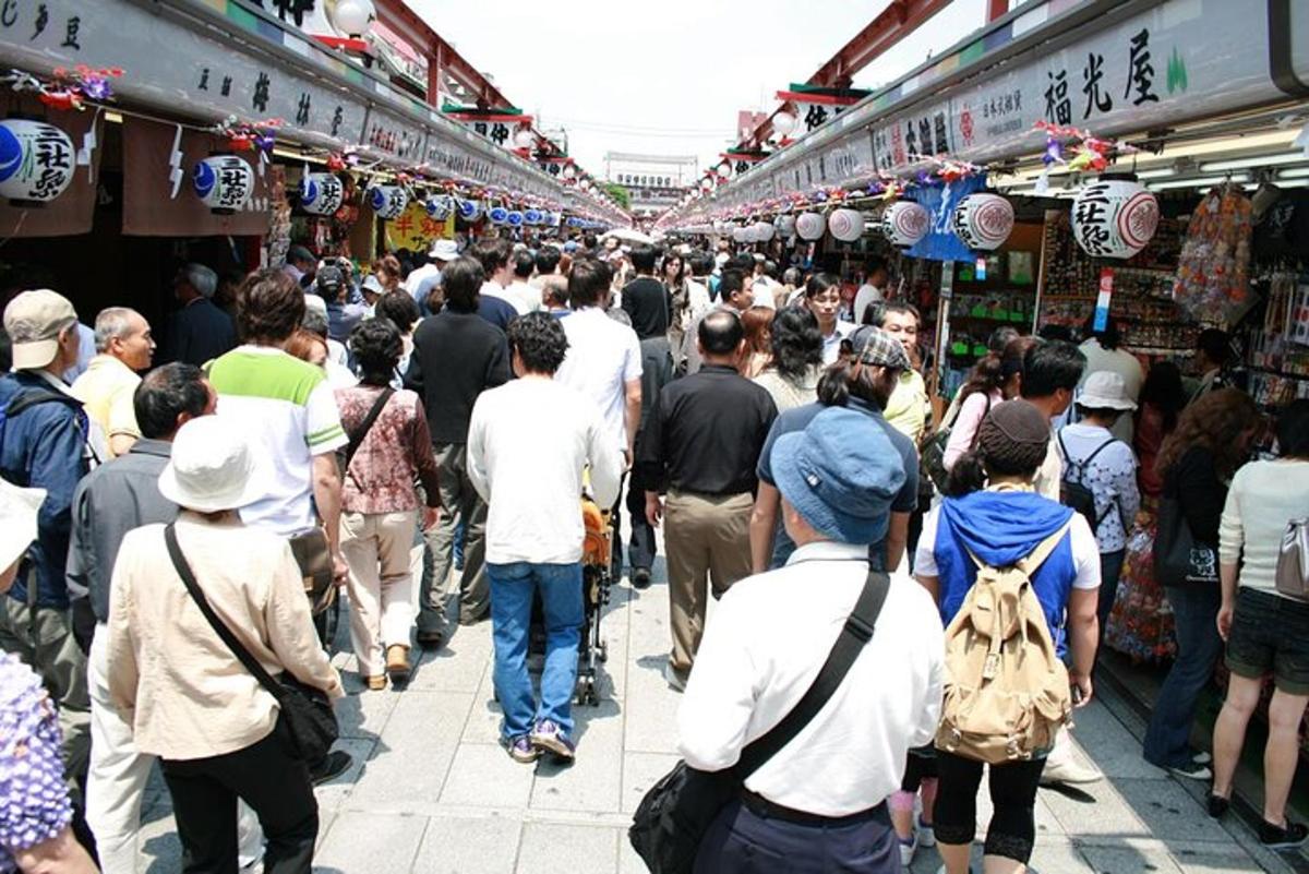 orang ramai berjalan melalui pasar