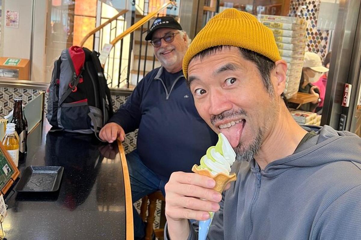 um homem comendo uma casquinha de sorvete em uma loja