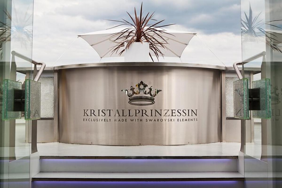Kristall Amplificationmuseumi silt, mille otsas on taim