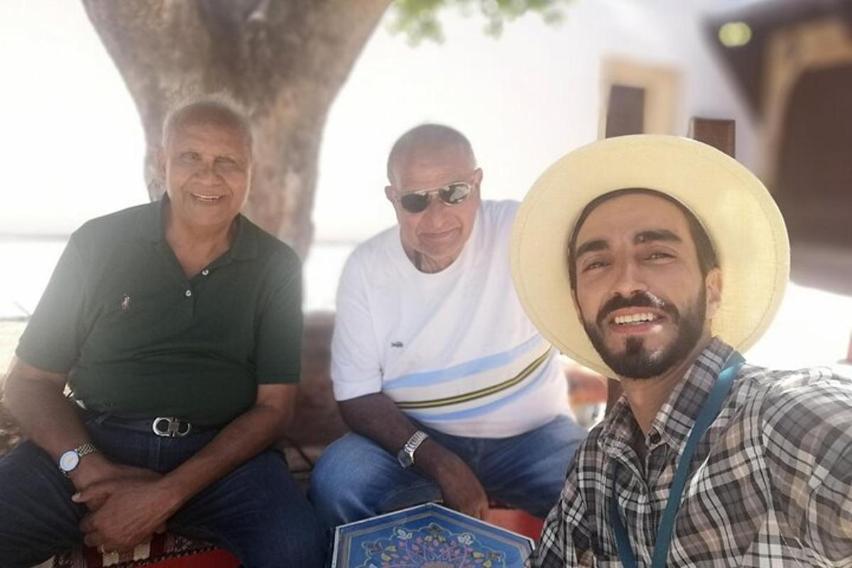 kolmest mehest koosnev grupp poseerib pildi jaoks