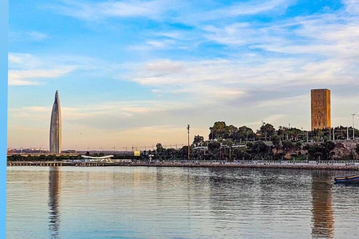 um corpo d'água com edifícios ao fundo