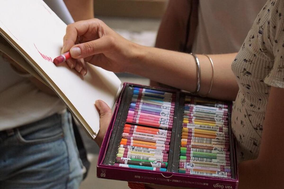 een vrouw die een doos kleurpotloden vasthoudt