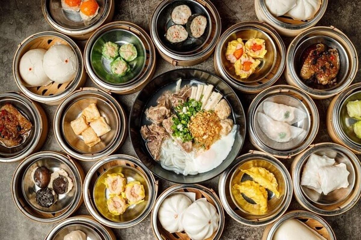 um monte de recipientes cheios de diferentes tipos de comida