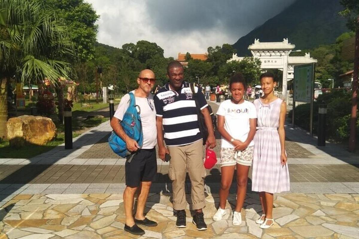 um grupo de pessoas posando para uma foto na rua