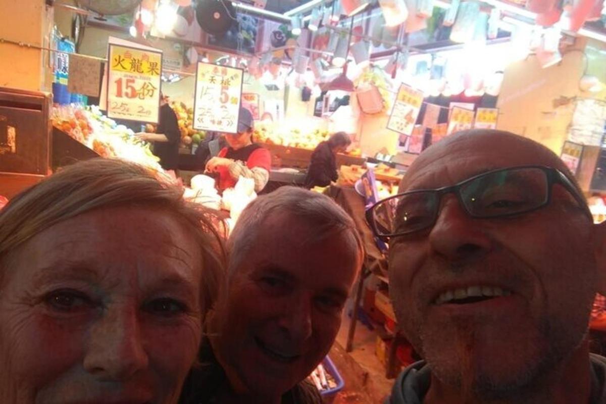 três pessoas posando para uma foto em uma loja