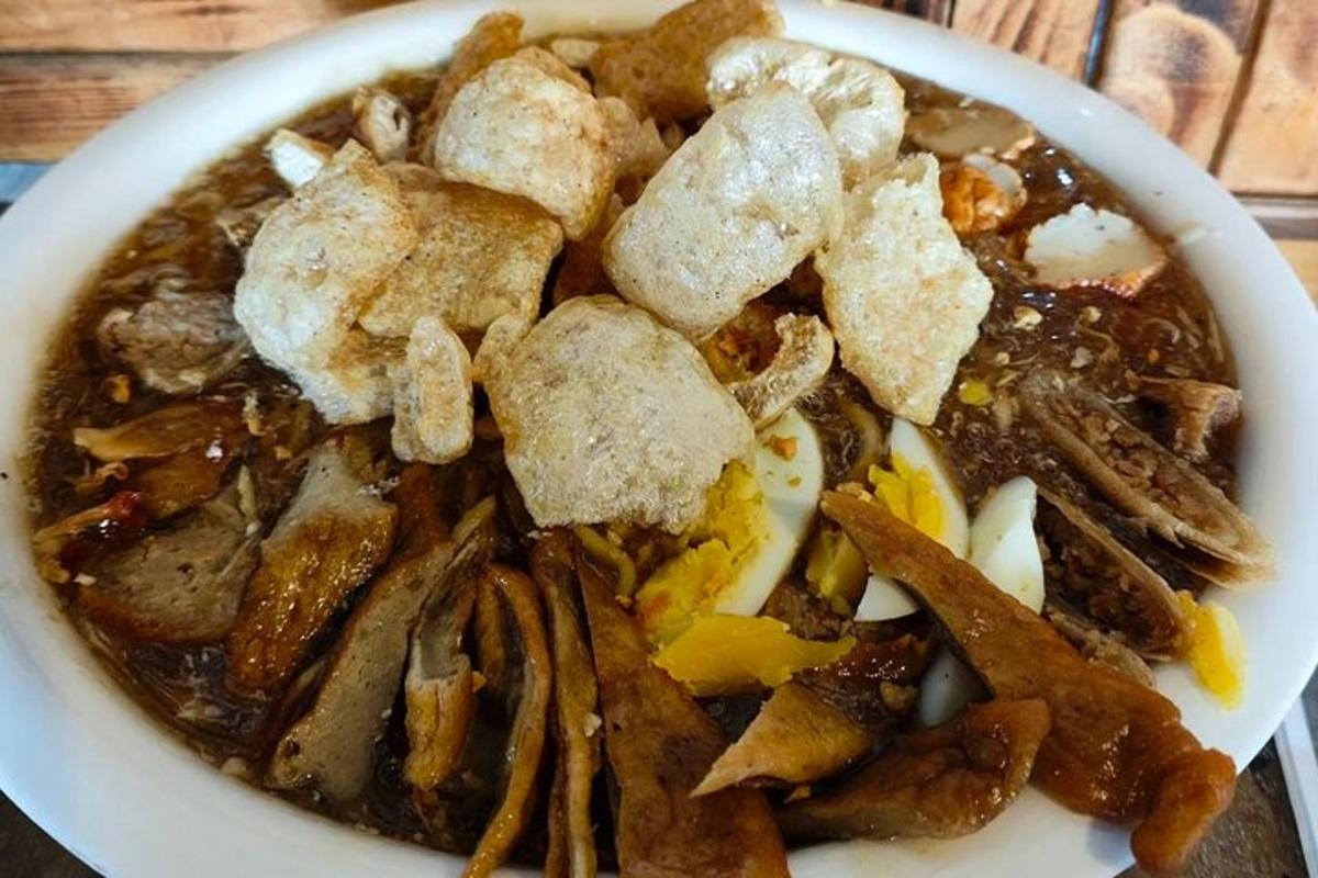 桌上有一碗有肉和蔬菜的食物