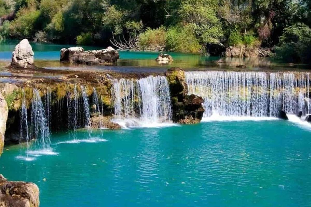 air terjun di tengah-tengah kolam air