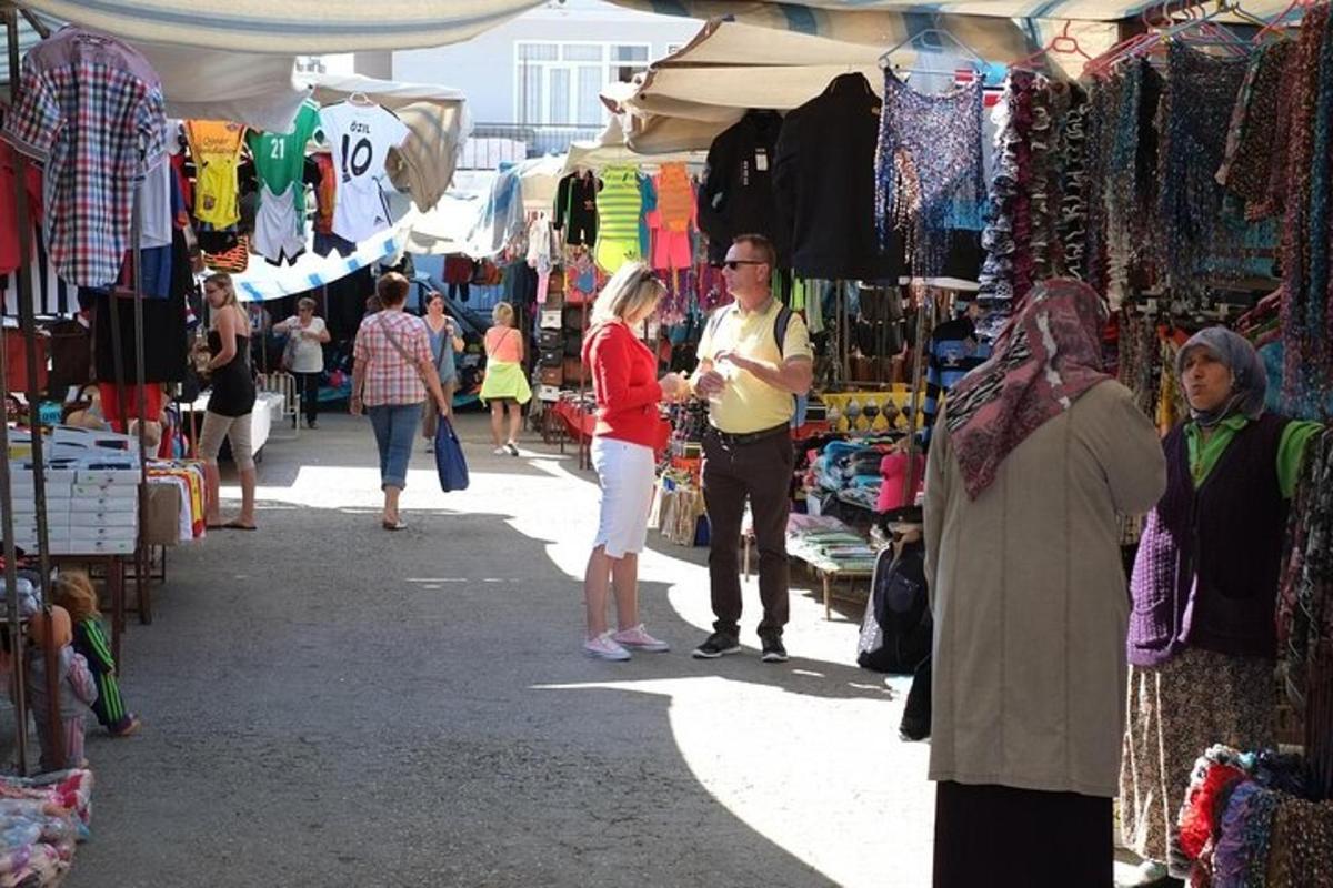 sekumpulan orang berdiri di pasar luar