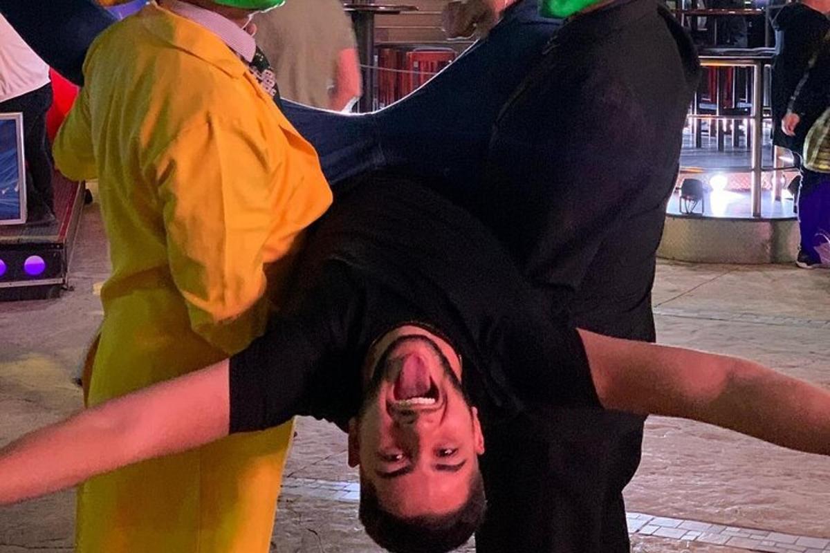 ein Mann liegt auf dem Rücken auf einer Tanzfläche
