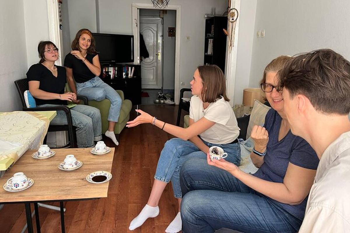 um grupo de pessoas sentadas em uma sala de estar jogando videogame